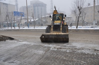 Cadde Ve Kaldırımlarda Buz Küreme Çalışması