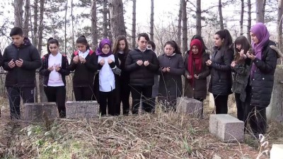 Depremde Ölen Öğrencilerin Mezarları Okullarının Bahçesinde