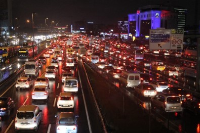 İstanbul'da Trafiğe Yağmur Engeli
