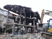 Körfez'de Metruk Binalar Tek Tek Yıkılıyor