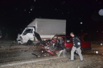 Manisa'da Kamyonet İle Otomobil Kafa Kafaya Çarpıştı Açıklaması 6 Yaralı