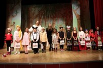 Sanat Atölyeleri Projesi'nin Çocukları Yeteneklerini Sahnede Gösterdi