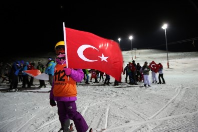 Yıldız Dağı'nda Türk Bayraklarıyla Meşaleli Kayak