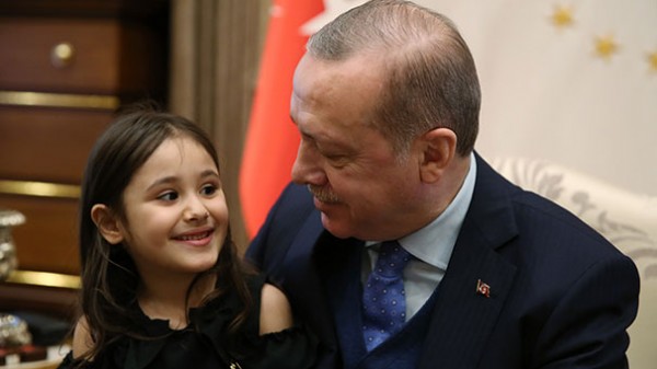Cumhurbaşkanı Erdoğan, minik Irmak Ayşe ile Külliye'de görüştü