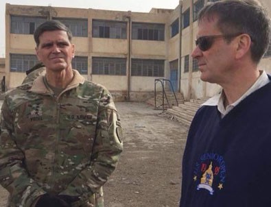 ABD'li komutan PYD'li teröristleri ziyaret etti