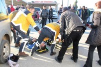 Ayvalık'ta Panelvan İle Servis Motosikleti Çarpıştı Açıklaması 1 Ağır Yaralı