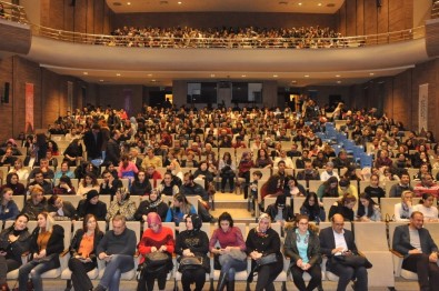 'İntiharın Genel Provası' Adlı Tiyatro Oyunu Sahnelendi