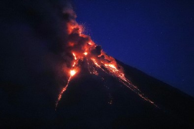 Mayon Yine Lav Püskürdü, 26 Bin Köylü Tahliye Edildi