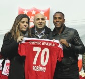 ROBERTO CARLOS - Sivasspor, Robinho İle 1,5 Yıllık Sözleşme İmzaladı