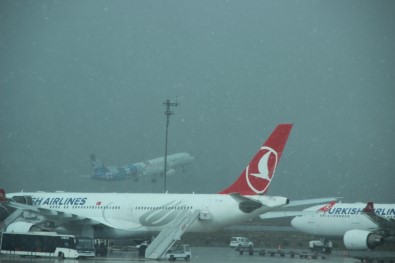 Atatürk Havalimanı'nda İlginç Kar Manzarası