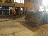 KAR TEMİZLEME - Çaldıran'da Buz Kütleleri Temizleniyor