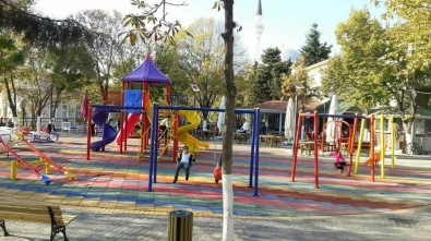 Çocuklar, Ahmet Yesevi Parkı'nda Tatilin Tadını Çıkarıyor