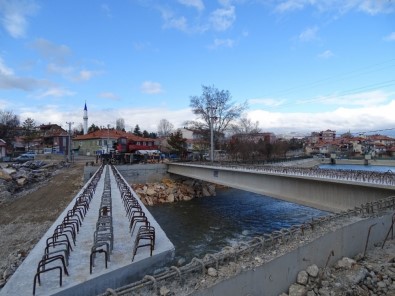 Hisarcık'ta Yeni Köprünün Montajına Başlandı
