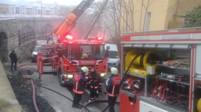 İtalyan Lisesi'ne Ait Binada Yangın Paniği