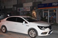 İzmir'de Otomobilin Üstüne Ağaç Devrildi
