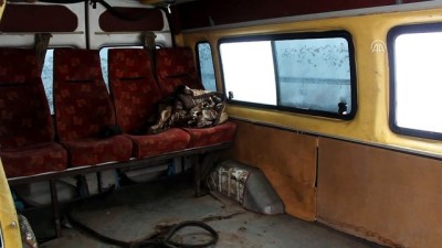 Kaza Yapan 14 Kişilik Minibüsten 51 Kaçak Çıktı