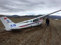 PİLOT EĞİTİMİ - Motoru Arızalanan Eğitim Uçağı, Tarlaya Zorunlu İniş Yaptı