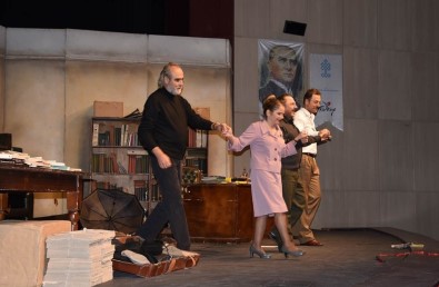 'Profesyonel' İsimli Tiyatro Oyunu Afyonkarahisar'da Sahnelendi