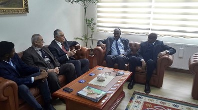 Somali Bayındırlık Ve İskân Bakanı'ndan İhlâs Vakfı'na Ziyaret