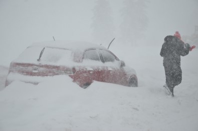 Araçlar kar altında kaldı! Tatilcilerin zor anları