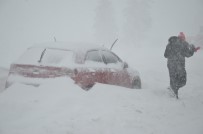 ULUDAĞ TURIZM - Araçlar kar altında kaldı! Tatilcilerin zor anları
