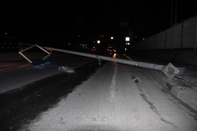 Zeytinburnu'nda Kaza Yapan Araç Dubaları Biçti