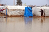 Akçakale'de Çadırlarını Su Basan Suriyeliler Zor Anlar Yaşadı