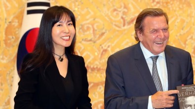 Almanya Eski Başbakanı Schröder, Güney Koreli Sevgilisiyle Evleneceğini Duyurdu
