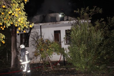Antalya'da Boş Binada Yangın 1 İtfaiyeci Yaralandı