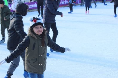 Çocuklar Tatilin Tadını Buz Pistinde Çıkarıyor