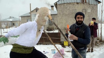 İnşaat İşçisi Seyit Onbaşı'nın Kardan Heykelini Yaptı