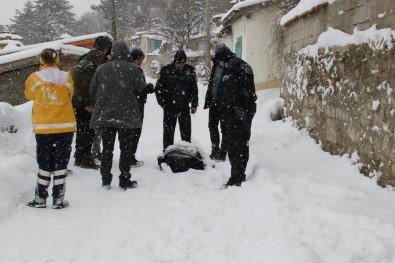Konya'da Bir Kişi Sokakta Kar Altında Ölü Bulundu