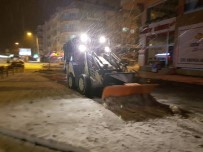 KAR TEMİZLEME - Niğde Belediyesi Karla Mücadeleye Devam Ediyor