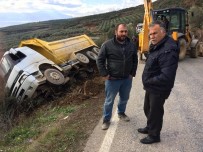 FATİH KAYA - Otomobile Yol Vermek İsteyen Kamyon Şarampole Uçtu