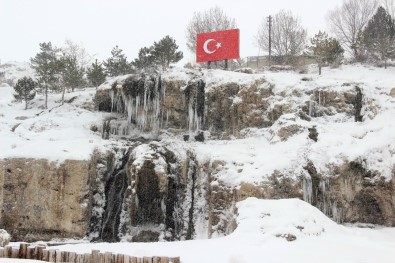 Sivas'ta Şelale Buz Tuttu