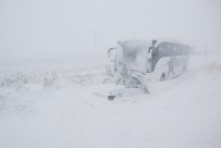 OTOBÜS ŞOFÖRÜ - Tokat'ta Yolcu Otobüsü Otomobile Çarptı Açıklaması 1 Ölü, 3 Yaralı