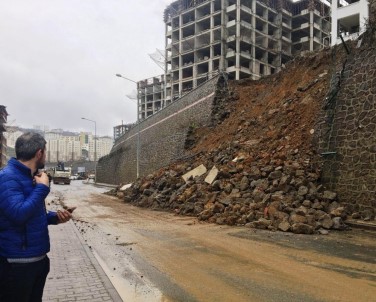 Trabzon'da Hastane Yolunda İstinat Duvarı Çöktü