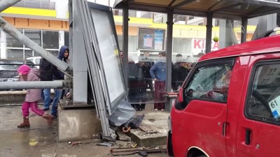 Trabzon'da Midibüs Durakta Bekleyenlere Çarptı