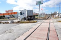 KİMYASAL MADDE - Tren Tıra Çarptı, Tonlarca Kimyasal Madde Yola Döküldü