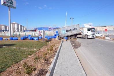 Tren Tonlarca Kimyasal Madde Yüklü Tıra Çarptı