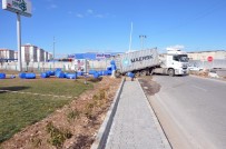 KİMYASAL MADDE - Tren Tonlarca Kimyasal Madde Yüklü Tıra Çarptı