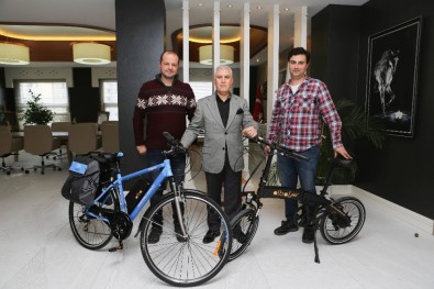 Türk Mühendisler Bisiklet Tasarımlarını Başkan Bozbey'e Tanıttı