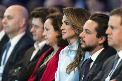 Ürdün Kraliçesi Rania'dan Arap Öğrencilere Ücretsiz Eğitim Hizmeti