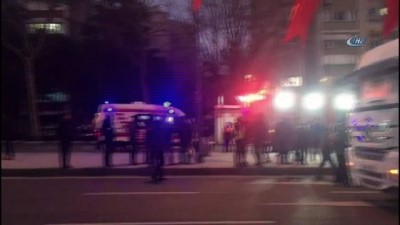 Vatan Caddesi'nde Dorsesi Açılan Kamyon Direğe Çarptı