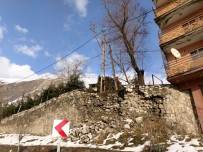 İSTİNAT DUVARI - Yağışlara Dayanamayan İstinat Duvarı Çöktü