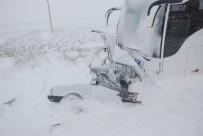 OTOBÜS ŞOFÖRÜ - Yolcu Otobüsü Otomobile Çarptı Açıklaması 1 Ölü, 3 Yaralı