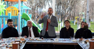 AK Parti Çanakkale Milletvekili Bülent Turan'dan Bildiri Dağıtan Sanatçılara Sert Tepki