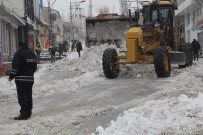 KAR TEMİZLEME - Başkale Belediyesinden Kar Temizleme Çalışması