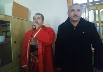 İŞÇİ EMEKLİSİ - Cuma Namazında Kâmeti Mehter Kıyafetiyle Getirdi