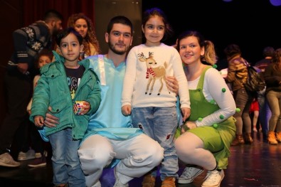 Efeler'de Tiyatro Şenliği 3 Bin Çocuğun Katılımıyla Gerçekleşti
